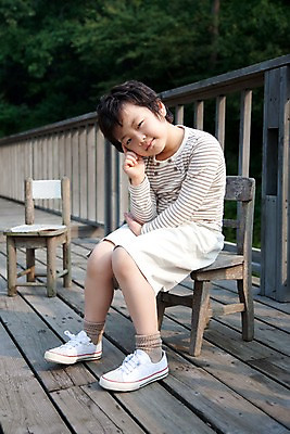 포토 JPG 주간 전신 남자 어린이라이프 초등학생 어린이 포즈 의자 놀이 휴식 한명 웃음 사람 앉기 동양인 소년 취미 야외 옆모습 귀여움 남자만 남자한명만 어린이만 소년만 소년한명만 국내포토 자연요소 1 학생 라이프스타일 뷰포인트 가구 컨셉 모션 표정 인종 파일형식