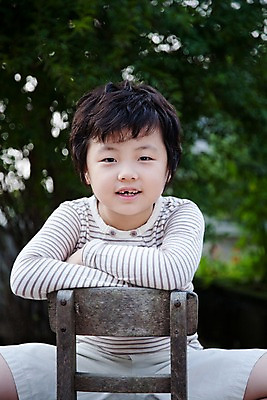 포토 JPG 주간 남자 어린이라이프 초등학생 어린이 의자 놀이 휴식 한명 사람 앉기 동양인 소년 상반신 취미 야외 귀여움 남자만 남자한명만 어린이만 소년만 소년한명만 국내포토 자연요소 1 학생 라이프스타일 가구 컨셉 모션 인종 파일형식