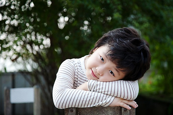 포토 JPG 주간 남자 어린이라이프 초등학생 어린이 의자 놀이 휴식 한명 웃음 사람 앉기 동양인 소년 상반신 취미 야외 귀여움 남자만 남자한명만 어린이만 소년만 소년한명만 국내포토 자연요소 1 학생 라이프스타일 가구 컨셉 모션 표정 인종 파일형식