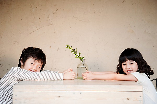 포토 JPG 주간 식물 여자 남자 어린이라이프 어린이 놀이 유리병 휴식 남매 웃음 사람 앉기 동양인 소녀 소년 상반신 취미 두명 친구 귀여움 기쁨 나뭇가지 즐거움 어린이만 국내포토 자연요소 나무 라이프스타일 감정 컨셉 가족 관계 모션 병_용기 표정 인종 파일형식