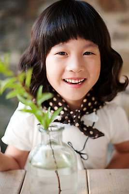 포토 JPG 주간 식물 여자 어린이라이프 초등학생 어린이 놀이 유리병 휴식 한명 웃음 사람 동양인 소녀 상반신 취미 귀여움 기쁨 나뭇가지 즐거움 여자만 여자한명만 어린이만 소녀만 소녀한명만 국내포토 자연요소 나무 1 학생 라이프스타일 감정 컨셉 병_용기 표정 인종 파일형식