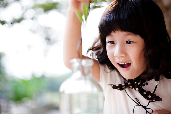 포토 JPG 주간 식물 여자 어린이라이프 초등학생 어린이 놀이 유리병 휴식 한명 사람 동양인 소녀 상반신 취미 야외 귀여움 기쁨 나뭇가지 관찰 즐거움 호기심 여자만 여자한명만 어린이만 소녀만 소녀한명만 국내포토 자연요소 나무 1 학생 라이프스타일 감정 컨셉 모션 병_용기 인종 파일형식