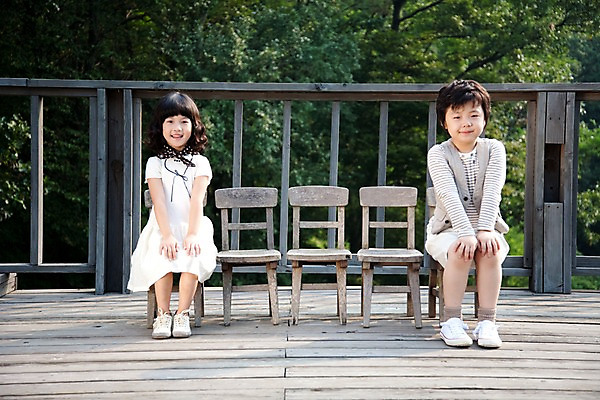 포토 JPG 주간 전신 여자 남자 어린이라이프 어린이 의자 놀이 휴식 남매 웃음 사람 앉기 동양인 소녀 소년 취미 야외 두명 앞모습 친구 귀여움 어린이만 국내포토 자연요소 라이프스타일 뷰포인트 가구 컨셉 가족 관계 모션 표정 인종 파일형식