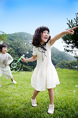 포토 JPG 주간 전신 식물 여자 남자 어린이라이프 어린이 놀이 휴식 남매 서기 웃음 사람 동양인 소녀 소년 잔디 취미 야외 두명 귀여움 기쁨 비눗방울 즐거움 어린이만 국내포토 자연요소 라이프스타일 감정 컨셉 가족 모션 표정 인종 파일형식