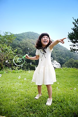 포토 JPG 주간 전신 식물 남자 어린이라이프 초등학생 어린이 놀이 휴식 한명 서기 웃음 사람 동양인 소녀 잔디 취미 야외 앞모습 귀여움 기쁨 비눗방울 즐거움 어린이만 국내포토 자연요소 1 학생 라이프스타일 여자 감정 뷰포인트 컨셉 모션 표정 인종 파일형식 생활