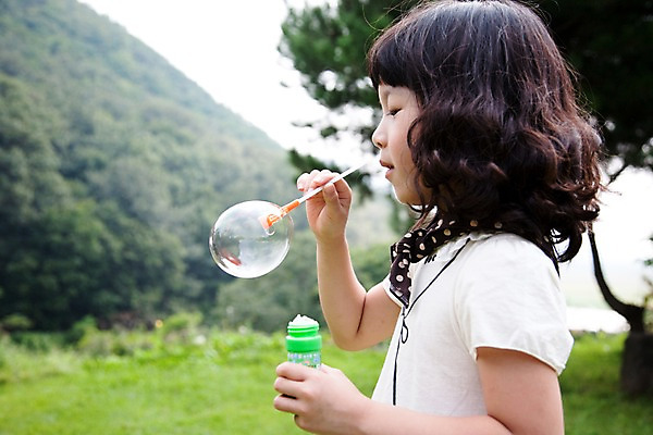 포토 JPG 주간 식물 여자 어린이라이프 초등학생 어린이 놀이 휴식 한명 서기 사람 동양인 소녀 잔디 상반신 취미 야외 옆모습 귀여움 비눗방울 여자만 여자한명만 어린이만 소녀만 소녀한명만 국내포토 자연요소 1 학생 라이프스타일 뷰포인트 컨셉 모션 인종 파일형식
