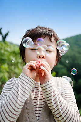 포토 JPG 주간 남자 어린이라이프 초등학생 어린이 놀이 휴식 한명 서기 사람 동양인 소년 상반신 취미 야외 앞모습 귀여움 비눗방울 남자만 남자한명만 어린이만 소년만 소년한명만 국내포토 자연요소 1 학생 라이프스타일 뷰포인트 컨셉 모션 인종 파일형식