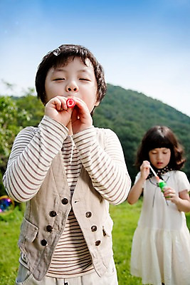 포토 JPG 주간 전신 식물 여자 남자 어린이라이프 어린이 놀이 휴식 남매 서기 사람 동양인 소녀 소년 잔디 취미 야외 두명 앞모습 귀여움 비눗방울 어린이만 국내포토 자연요소 라이프스타일 뷰포인트 컨셉 가족 모션 인종 파일형식