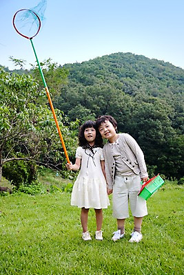 포토 JPG 주간 전신 식물 여자 남자 어린이라이프 어린이 놀이 휴식 남매 서기 웃음 사람 동양인 소녀 소년 잔디 취미 야외 두명 앞모습 귀여움 곤충채집 채집망 잠자리통 어린이만 국내포토 자연요소 라이프스타일 뷰포인트 곤충 컨셉 가족 모션 통 표정 인종 수집 파일형식