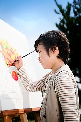 포토 JPG 주간 교육 남자 어린이라이프 초등학생 어린이 놀이 휴식 미술 한명 서기 사람 동양인 소년 상반신 취미 야외 옆모습 귀여움 그리기 스케치북 남자만 남자한명만 어린이만 소년만 소년한명만 국내포토 자연요소 1 학생 라이프스타일 뷰포인트 컨셉 모션 문화예술 학용품 인종 파일형식