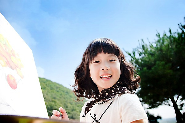 포토 JPG 주간 식물 여자 교육 어린이라이프 초등학생 어린이 놀이 휴식 미술 한명 웃음 사람 동양인 소녀 상반신 취미 야외 귀여움 그리기 스케치북 여자만 여자한명만 어린이만 소녀만 소녀한명만 국내포토 자연요소 1 학생 라이프스타일 컨셉 모션 문화예술 학용품 표정 인종 파일형식