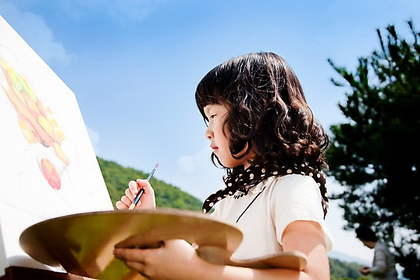 포토 JPG 주간 식물 여자 교육 어린이라이프 초등학생 어린이 놀이 휴식 미술 한명 서기 사람 소녀 잔디 상반신 취미 야외 옆모습 귀여움 그리기 팔레트 스케치북 여자만 여자한명만 어린이만 소녀만 소녀한명만 국내포토 자연요소 1 학생 라이프스타일 뷰포인트 컨셉 모션 문화예술 학용품 파일형식