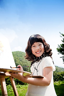 포토 JPG 주간 식물 여자 교육 어린이라이프 초등학생 어린이 놀이 휴식 미술 한명 서기 웃음 사람 동양인 소녀 잔디 상반신 취미 야외 귀여움 그리기 팔레트 스케치북 여자만 여자한명만 어린이만 소녀만 소녀한명만 국내포토 자연요소 1 학생 라이프스타일 컨셉 모션 문화예술 학용품 표정 인종 파일형식