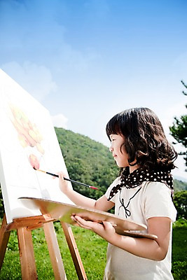 포토 JPG 주간 식물 여자 교육 어린이라이프 초등학생 어린이 놀이 휴식 미술 한명 서기 사람 동양인 소녀 잔디 상반신 취미 야외 옆모습 귀여움 그리기 팔레트 스케치북 여자만 여자한명만 어린이만 소녀만 소녀한명만 국내포토 자연요소 1 학생 라이프스타일 뷰포인트 컨셉 모션 문화예술 학용품 인종 파일형식