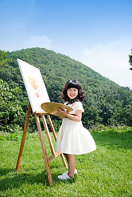 포토 JPG 주간 전신 식물 여자 교육 어린이라이프 초등학생 어린이 놀이 휴식 미술 한명 서기 웃음 사람 동양인 소녀 잔디 취미 야외 귀여움 기쁨 그리기 팔레트 스케치북 즐거움 여자만 여자한명만 어린이만 소녀만 소녀한명만 국내포토 자연요소 1 학생 라이프스타일 감정 컨셉 모션 문화예술 학용품 표정 인종 파일형식