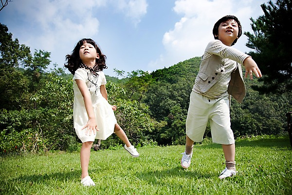 포토 JPG 주간 전신 식물 여자 남자 어린이라이프 어린이 놀이 휴식 남매 서기 사람 동양인 소녀 소년 잔디 취미 야외 두명 앞모습 귀여움 기쁨 던지기 종이비행기 즐거움 어린이만 국내포토 자연요소 라이프스타일 감정 뷰포인트 컨셉 가족 모션 인종 종이접기 파일형식