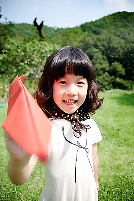 포토 JPG 주간 식물 여자 어린이라이프 초등학생 어린이 놀이 휴식 한명 웃음 사람 동양인 소녀 잔디 상반신 취미 야외 앞모습 귀여움 기쁨 종이비행기 즐거움 여자만 여자한명만 어린이만 소녀만 소녀한명만 국내포토 자연요소 1 학생 라이프스타일 감정 뷰포인트 컨셉 표정 인종 종이접기 파일형식