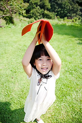 포토 JPG 주간 전신 식물 여자 어린이라이프 초등학생 어린이 놀이 휴식 한명 서기 웃음 사람 동양인 소녀 잔디 취미 야외 귀여움 기쁨 종이비행기 즐거움 여자만 여자한명만 어린이만 소녀만 소녀한명만 국내포토 자연요소 1 학생 라이프스타일 감정 컨셉 모션 표정 인종 종이접기 파일형식