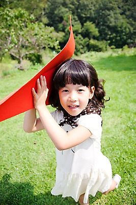 포토 JPG 주간 전신 식물 여자 어린이라이프 초등학생 어린이 놀이 휴식 한명 서기 웃음 사람 동양인 소녀 잔디 취미 야외 귀여움 기쁨 종이비행기 즐거움 여자만 여자한명만 어린이만 소녀만 소녀한명만 국내포토 자연요소 1 학생 라이프스타일 감정 컨셉 모션 표정 인종 종이접기 파일형식