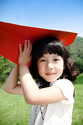 포토 JPG 주간 식물 여자 어린이라이프 초등학생 어린이 놀이 휴식 한명 사람 동양인 소녀 잔디 상반신 취미 야외 앞모습 귀여움 기쁨 종이비행기 즐거움 여자만 여자한명만 어린이만 소녀만 소녀한명만 국내포토 자연요소 1 학생 라이프스타일 감정 뷰포인트 컨셉 인종 종이접기 파일형식