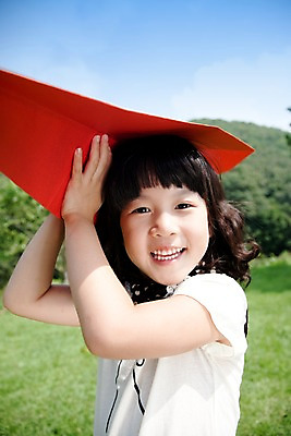 포토 JPG 주간 식물 여자 어린이라이프 초등학생 어린이 놀이 휴식 한명 웃음 사람 동양인 소녀 잔디 상반신 취미 야외 앞모습 귀여움 기쁨 종이비행기 즐거움 여자만 여자한명만 어린이만 소녀만 소녀한명만 국내포토 자연요소 1 학생 라이프스타일 감정 뷰포인트 컨셉 표정 인종 종이접기 파일형식