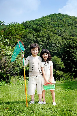포토 JPG 주간 전신 나무 식물 여자 남자 어린이라이프 어린이 놀이 휴식 남매 서기 웃음 사람 동양인 소녀 소년 잔디 취미 야외 두명 앞모습 귀여움 곤충채집 채집망 잠자리통 어린이만 국내포토 자연요소 라이프스타일 뷰포인트 곤충 컨셉 가족 모션 통 표정 인종 수집 파일형식