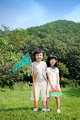 포토 JPG 주간 전신 나무 식물 여자 남자 어린이라이프 어린이 놀이 휴식 남매 서기 웃음 사람 동양인 소녀 소년 잔디 취미 야외 두명 앞모습 귀여움 곤충채집 채집망 잠자리통 어린이만 국내포토 자연요소 라이프스타일 뷰포인트 곤충 컨셉 가족 모션 통 표정 인종 수집 파일형식