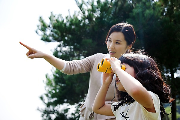 포토 JPG 주간 여자 딸 어린이라이프 어린이 가족 놀이 모녀 엄마 서기 웃음 사람 동양인 소녀 상반신 야외 두명 쌍안경 가리킴 관찰 여자만 국내포토 자연요소 라이프스타일 관계 모션 표정 인종 손짓 망원경 파일형식