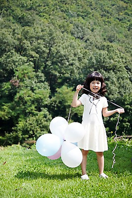 포토 JPG 주간 식물 여자 어린이라이프 초등학생 어린이 놀이 휴식 한명 서기 웃음 사람 동양인 소녀 잔디 취미 야외 앞모습 귀여움 기쁨 즐거움 풍선 여자만 여자한명만 어린이만 소녀만 소녀한명만 국내포토 자연요소 1 학생 라이프스타일 감정 뷰포인트 컨셉 모션 표정 인종 파일형식