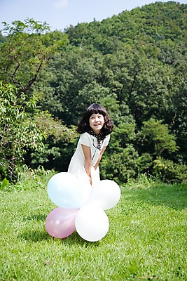 포토 JPG 주간 전신 식물 여자 어린이라이프 초등학생 어린이 놀이 휴식 한명 서기 웃음 사람 동양인 소녀 잔디 취미 야외 앞모습 귀여움 기쁨 즐거움 풍선 여자만 여자한명만 어린이만 소녀만 소녀한명만 국내포토 자연요소 1 학생 라이프스타일 감정 뷰포인트 컨셉 모션 표정 인종 파일형식