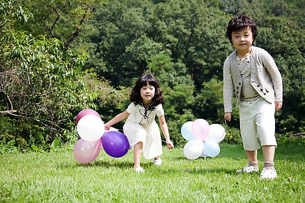 포토 JPG 주간 전신 식물 여자 남자 어린이라이프 어린이 가족 놀이 휴식 남매 서기 사람 동양인 소녀 소년 잔디 취미 야외 두명 앞모습 귀여움 기쁨 즐거움 풍선 어린이만 국내포토 자연요소 라이프스타일 감정 뷰포인트 컨셉 관계 모션 인종 파일형식