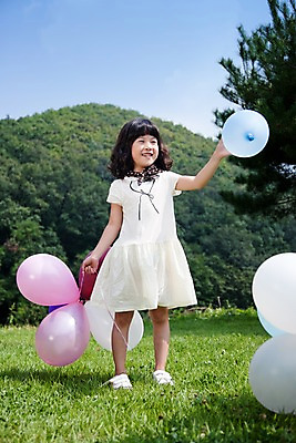 포토 JPG 주간 전신 식물 여자 어린이라이프 초등학생 어린이 놀이 휴식 한명 서기 웃음 사람 동양인 소녀 잔디 취미 야외 앞모습 귀여움 기쁨 즐거움 풍선 여자만 여자한명만 어린이만 소녀만 소녀한명만 국내포토 자연요소 1 학생 라이프스타일 감정 뷰포인트 컨셉 모션 표정 인종 파일형식