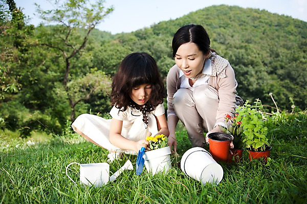 포토 JPG 주간 전신 식물 여자 꽃 딸 어린이라이프 화분 어린이 가족 놀이 모녀 엄마 사람 앉기 동양인 소녀 잔디 야외 두명 앞모습 기쁨 즐거움 여자만 국내포토 자연요소 라이프스타일 감정 뷰포인트 관계 모션 인종 파일형식
