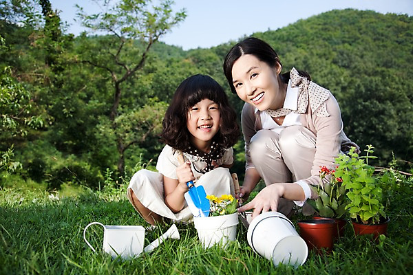포토 JPG 주간 전신 식물 여자 꽃 딸 어린이라이프 화분 어린이 가족 놀이 모녀 엄마 웃음 사람 앉기 동양인 소녀 잔디 야외 두명 기쁨 모종삽 즐거움 여자만 국내포토 자연요소 라이프스타일 감정 관계 모션 표정 인종 삽 파일형식