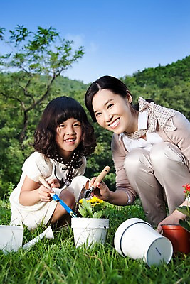 포토 JPG 주간 전신 식물 여자 꽃 딸 어린이라이프 화분 어린이 가족 놀이 모녀 엄마 웃음 사람 앉기 동양인 소녀 잔디 야외 두명 기쁨 모종삽 즐거움 여자만 국내포토 자연요소 라이프스타일 감정 관계 모션 표정 인종 삽 파일형식