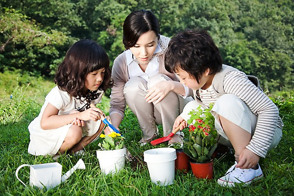 포토 JPG 주간 전신 식물 여자 남자 꽃 딸 어린이라이프 화분 아들 어린이 가족 놀이 엄마 사람 앉기 동양인 소녀 소년 잔디 야외 세명 기쁨 즐거움 국내포토 자연요소 라이프스타일 감정 관계 모션 인종 파일형식