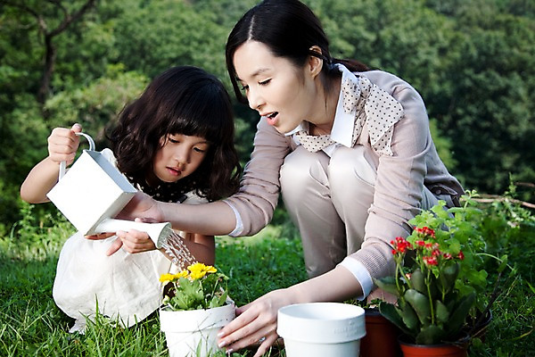 포토 JPG 주간 전신 식물 여자 꽃 딸 어린이라이프 화분 어린이 가족 놀이 모녀 엄마 사람 앉기 동양인 소녀 잔디 야외 두명 기쁨 물뿌리개 즐거움 물주기 여자만 국내포토 자연요소 라이프스타일 감정 관계 모션 인종 파일형식