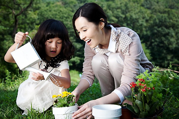 포토 JPG 주간 전신 식물 여자 꽃 딸 어린이라이프 화분 어린이 가족 놀이 모녀 엄마 웃음 사람 앉기 동양인 소녀 잔디 야외 두명 기쁨 물뿌리개 즐거움 물주기 여자만 국내포토 자연요소 라이프스타일 감정 관계 모션 표정 인종 파일형식