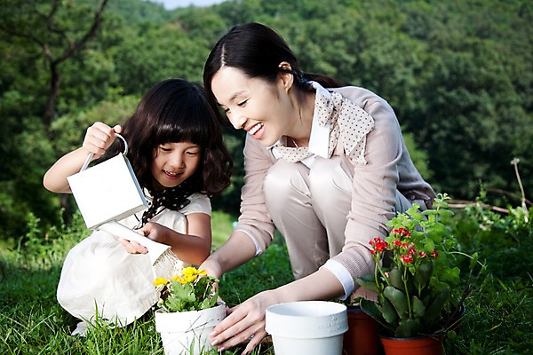 포토 JPG 주간 전신 식물 여자 꽃 딸 어린이라이프 화분 어린이 가족 놀이 모녀 엄마 웃음 사람 앉기 동양인 소녀 잔디 야외 두명 기쁨 물뿌리개 즐거움 물주기 여자만 국내포토 자연요소 라이프스타일 감정 관계 모션 표정 인종 파일형식