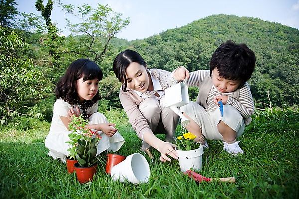 포토 JPG 주간 전신 나무 식물 여자 남자 꽃 딸 어린이라이프 화분 아들 어린이 가족 놀이 엄마 웃음 사람 앉기 동양인 소녀 소년 잔디 야외 앞모습 세명 기쁨 물뿌리개 즐거움 물주기 국내포토 자연요소 라이프스타일 감정 뷰포인트 관계 모션 표정 인종 파일형식