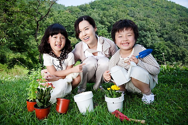 포토 JPG 주간 전신 나무 식물 여자 남자 꽃 딸 어린이라이프 화분 아들 어린이 가족 놀이 엄마 웃음 사람 앉기 동양인 소녀 소년 잔디 야외 앞모습 세명 기쁨 즐거움 국내포토 자연요소 라이프스타일 감정 뷰포인트 관계 모션 표정 인종 파일형식