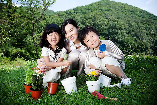 포토 JPG 주간 전신 식물 여자 남자 꽃 딸 어린이라이프 화분 아들 어린이 가족 놀이 엄마 웃음 사람 앉기 동양인 소녀 소년 잔디 야외 앞모습 세명 기쁨 즐거움 국내포토 자연요소 라이프스타일 감정 뷰포인트 관계 모션 표정 인종 파일형식
