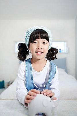 포토 JPG 여자 어린이라이프 초등학생 어린이 돈 놀이 휴식 실내 한명 웃음 사람 동양인 소녀 상반신 취미 앞모습 동전 저축 저금통 여자만 여자한명만 어린이만 소녀만 소녀한명만 국내포토 1 학생 라이프스타일 뷰포인트 컨셉 표정 인종 내부 금융 재산 파일형식