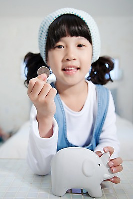 포토 JPG 여자 어린이라이프 초등학생 어린이 돈 놀이 휴식 실내 한명 웃음 사람 동양인 소녀 상반신 취미 앞모습 동전 저축 저금통 여자만 여자한명만 어린이만 소녀만 소녀한명만 국내포토 1 학생 라이프스타일 뷰포인트 컨셉 표정 인종 내부 금융 재산 파일형식