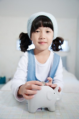 포토 JPG 여자 어린이라이프 초등학생 어린이 돈 놀이 휴식 실내 한명 사람 동양인 소녀 상반신 취미 앞모습 동전 저축 저금통 여자만 여자한명만 어린이만 소녀만 소녀한명만 국내포토 1 학생 라이프스타일 뷰포인트 컨셉 인종 내부 금융 재산 파일형식