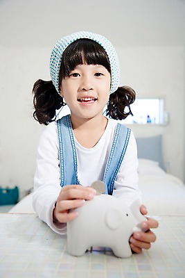 포토 JPG 여자 어린이라이프 초등학생 어린이 돈 놀이 휴식 실내 한명 웃음 사람 동양인 소녀 상반신 취미 앞모습 동전 저축 저금통 여자만 여자한명만 어린이만 소녀만 소녀한명만 국내포토 1 학생 라이프스타일 뷰포인트 컨셉 표정 인종 내부 금융 재산 파일형식