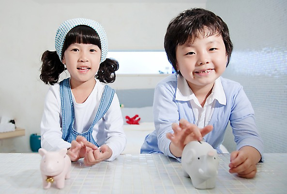 포토 JPG 여자 남자 어린이라이프 초등학생 어린이 돈 가족 놀이 휴식 실내 남매 웃음 사람 동양인 소녀 소년 상반신 취미 두명 앞모습 동전 저축 저금통 어린이만 국내포토 학생 라이프스타일 뷰포인트 컨셉 관계 표정 인종 내부 금융 재산 파일형식