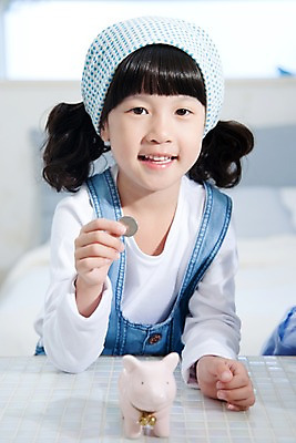 포토 JPG 여자 어린이라이프 초등학생 어린이 돈 놀이 휴식 실내 한명 웃음 사람 동양인 소녀 상반신 취미 앞모습 동전 저축 저금통 여자만 여자한명만 어린이만 소녀만 소녀한명만 국내포토 1 학생 라이프스타일 뷰포인트 컨셉 표정 인종 내부 금융 재산 파일형식