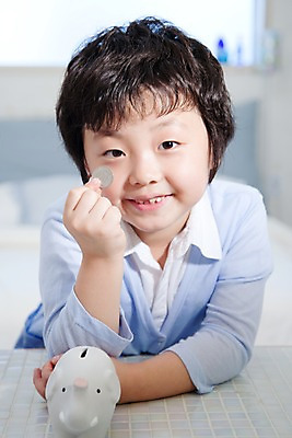 포토 JPG 남자 어린이라이프 초등학생 어린이 돈 놀이 휴식 실내 한명 웃음 사람 동양인 소년 상반신 취미 앞모습 동전 저축 저금통 남자만 남자한명만 어린이만 소년만 소년한명만 국내포토 1 학생 라이프스타일 뷰포인트 컨셉 표정 인종 내부 금융 재산 파일형식