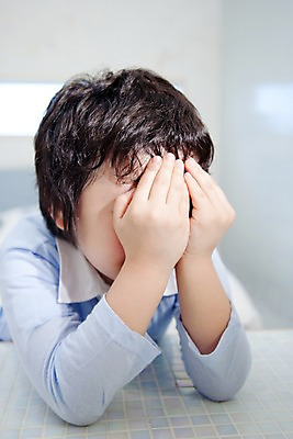 포토 JPG 남자 어린이라이프 초등학생 어린이 놀이 휴식 실내 한명 사람 동양인 소년 상반신 취미 앞모습 얼굴가리기 남자만 남자한명만 어린이만 소년만 소년한명만 국내포토 1 학생 라이프스타일 뷰포인트 컨셉 인종 내부 가림 파일형식